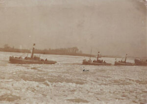 Ameide_boten over de Lek door het kruiend ijs a